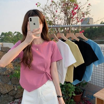Mặc áo thun mùa hè
