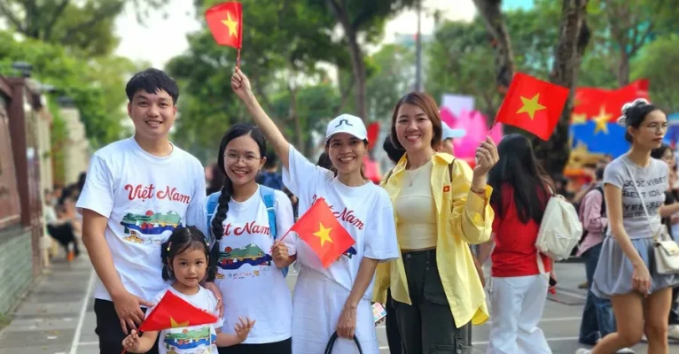 Kỉ niệm 80 năm quốc khánh gợi ý tip phối đồ với áo phông